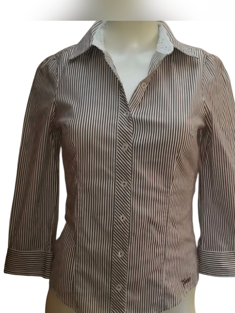 NWOT Guess white button down w/wine - crimson pinstripes. Women's small.
